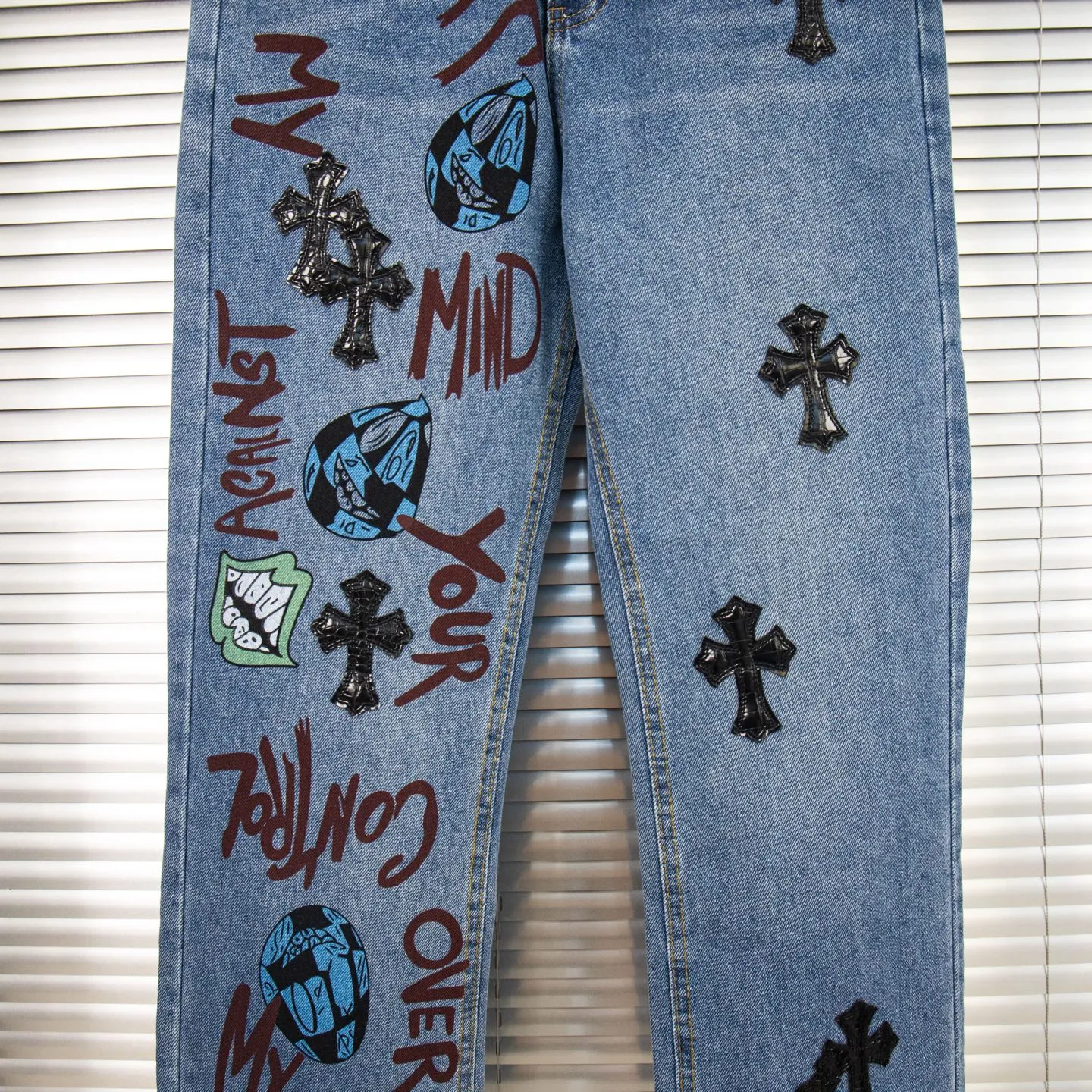 P240 Chrome hearts print stitching black leather classic washed jeans. Really restores the ultimate vintage texture. Three-dimensional version. Loose and comfortable, not picky on the figure. Looks taller and slimmer. Factory precision. Original factory quality control. Same style for men and women. Can be matched with couples. Versatile recommendation. Must-have jeans for all seasons. Fashionistas have been disappointed. From the quality selection of fabrics, the tailoring of details, and the matching of patterns, they are all impeccable! The upper body is so handsome when worn...it can be easily worn by men, women and children! The craftsmanship is made of heavy-duty washed pure cotton denim fabric. After washing, it is soft and thick. It is very stylish when worn on the body. Style number: 1760# Color: blue Size: 28 30 32 34 36